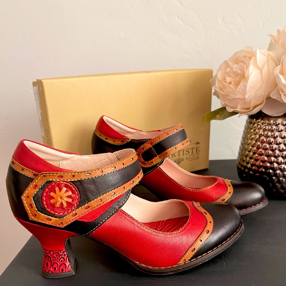 Nellea Pump. Black, Red & Tan